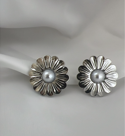 Daisy Pearl Earrings